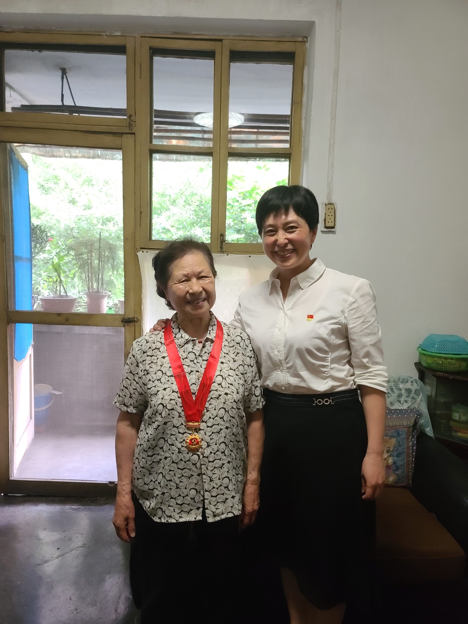 纪委书记陆艳萍慰问退休老党员张碧桃_副本.jpg