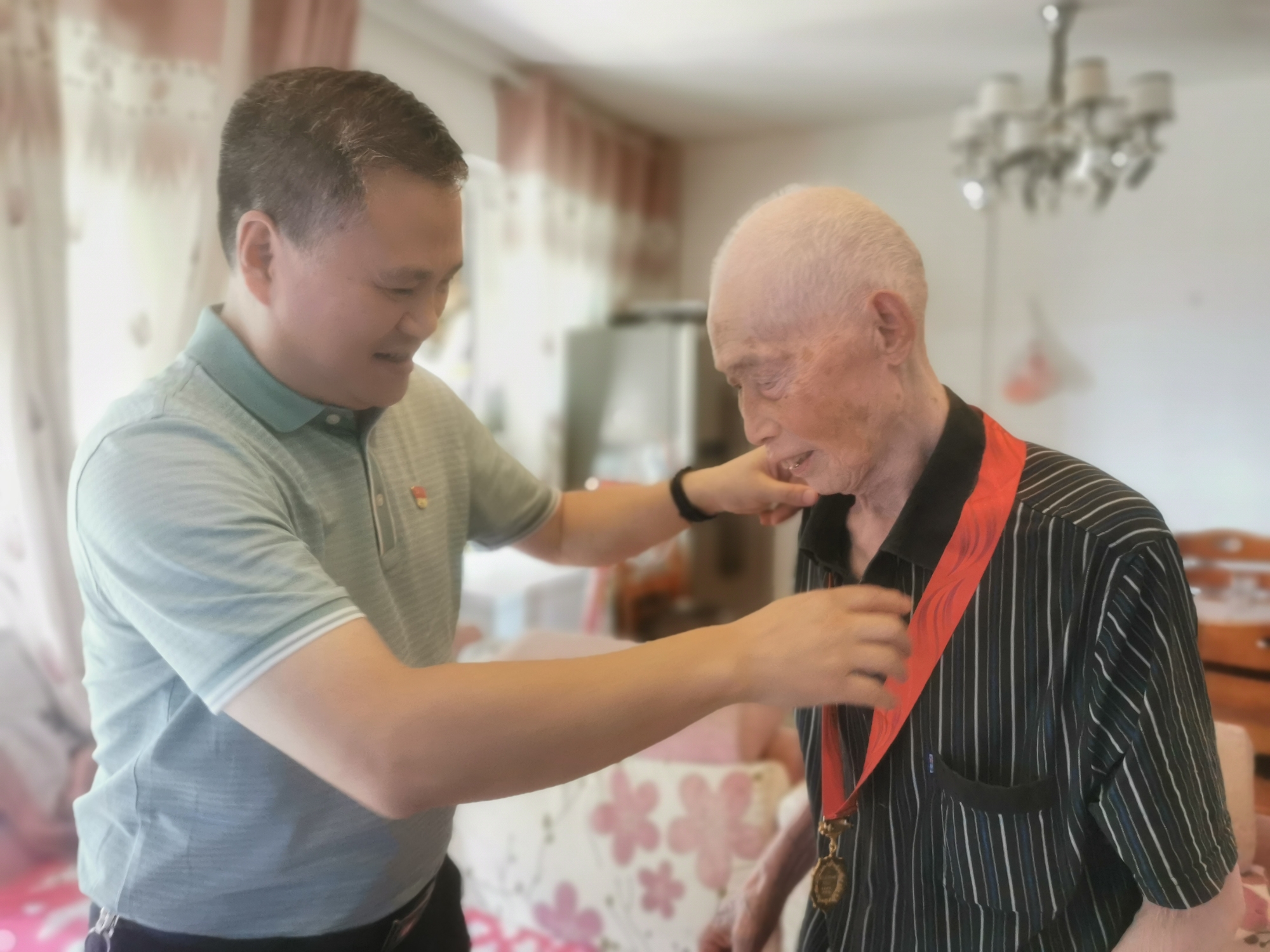 冯玉民副局长看望退休老党员、省劳模刘家章_副本.jpg