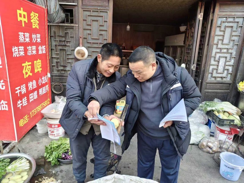 1768980678129081667.jpg 向商户发放饮水明白卡.jpg